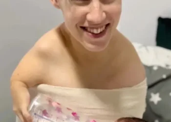 ОНА КОРМИТ И ЗАБОТИТСЯ О СВОЕЙ ДОЧЕРИ С ПОМОЩЬЮ НОГ»: КАК ЖЕНЩИНА, РОДИВШАЯСЯ БЕЗ РУК, СПРАВЛЯЕТСЯ С ДОМАШНИМИ ДЕЛАМИ