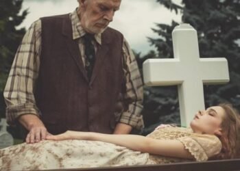 75-летний дед на похоронах внучки наклонился к гробу поправить платье. А едва коснувшись, онемел…