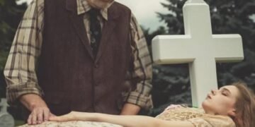 75-летний дед на похоронах внучки наклонился к гробу поправить платье. А едва коснувшись, онемел…