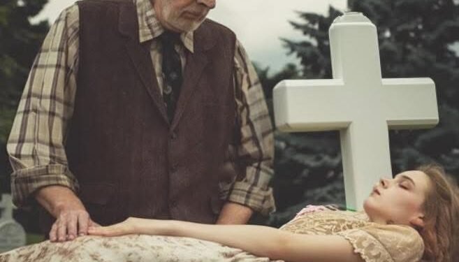 75-летний дед на похоронах внучки наклонился к гробу поправить платье. А едва коснувшись, онемел…