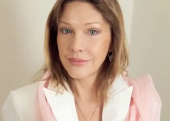 «В 70 ЛЕТ НУЖНО БЫТЬ СКРОМНЕЕ»: СМЕЛОЕ ФОТО ПРОКЛОВОЙ ВЫЗЫВАЛО НЕЛЕСТНЫЕ КОММЕНТАРИИ