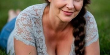 — А ты вообще катись, Роман! — зло бросила Надя. — Бери с собой мамашу, Ольку и свою красотку Изабеллу — и проваливайте все вместе!