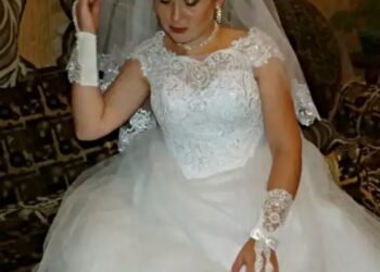 В первую брачную ночь невеста сняла свадебное платье. Но когда жених увидел, что было под ним, он в слезах начал убегать. Родители вбежали в спальню и ОНЕМЕЛИ