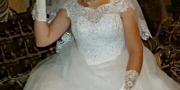 В первую брачную ночь невеста сняла свадебное платье. Но когда жених увидел, что было под ним, он в слезах начал убегать. Родители вбежали в спальню и ОНЕМЕЛИ