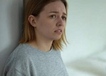 Жених бросил Алену перед свадьбой, и она от безысходности устроилась с сиделкой к парализованному миллионеру. И в первую же ночь ОЦЕПЕНЕЛА от СЮРПРИЗА, когда подошла ближе…