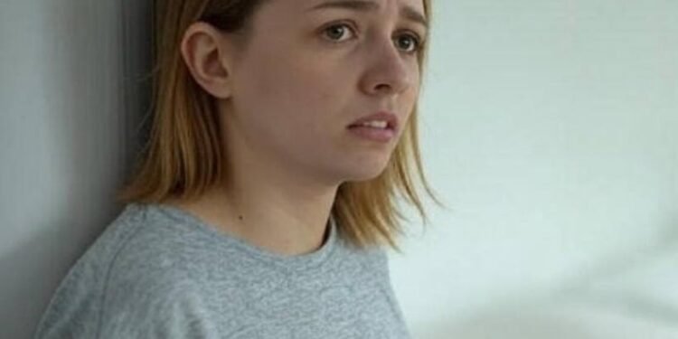 Жених бросил Алену перед свадьбой, и она от безысходности устроилась с сиделкой к парализованному миллионеру. И в первую же ночь ОЦЕПЕНЕЛА от СЮРПРИЗА, когда подошла ближе…